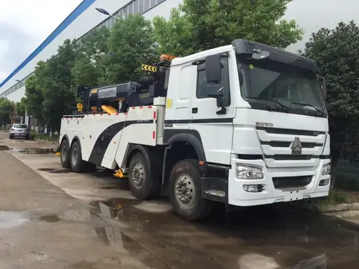 A white heavy-duty recovery truck